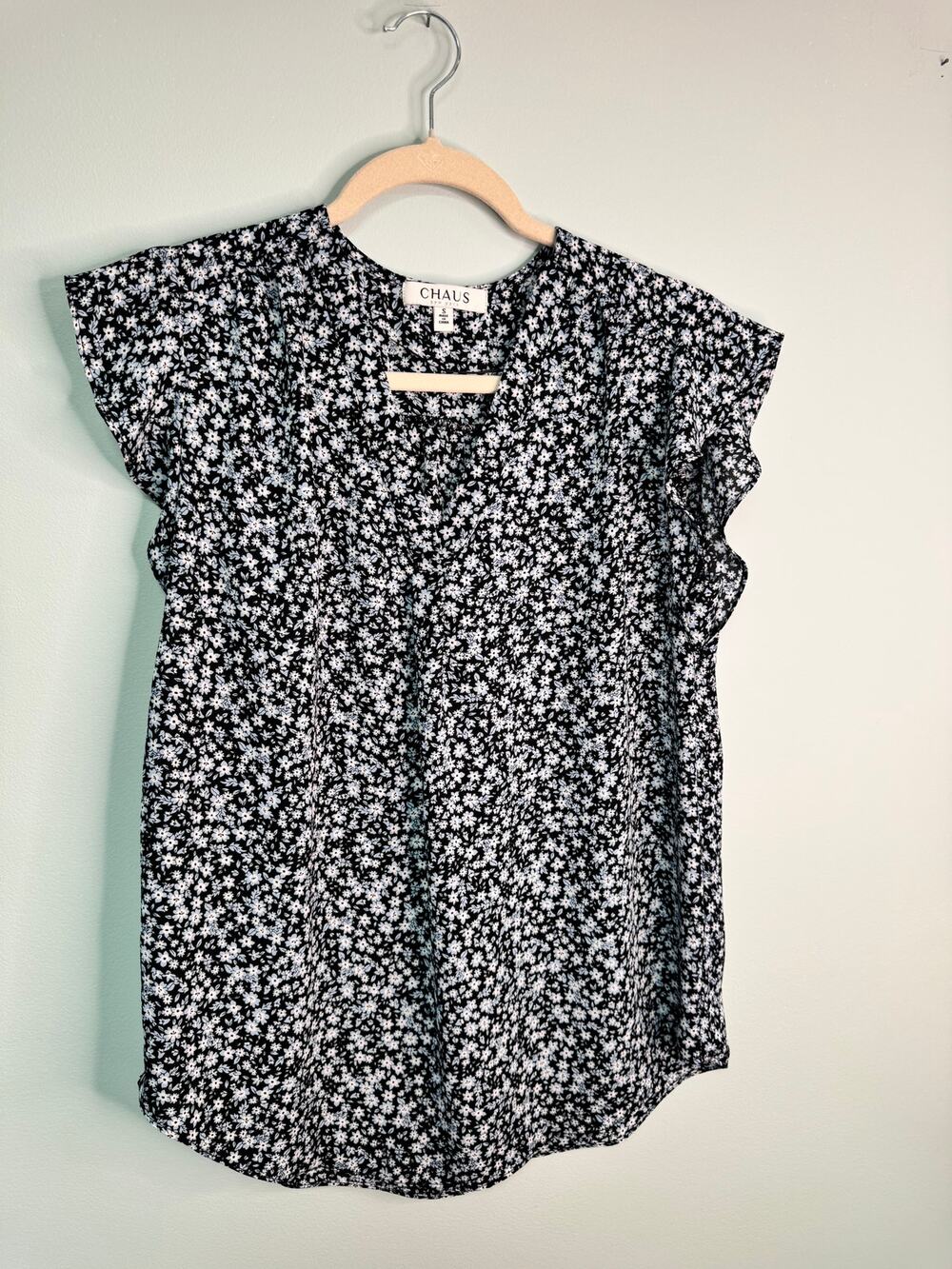 EUC! Chaus V-Neck Short Sleeve Floral Blouse - Blue & Black - Size Small